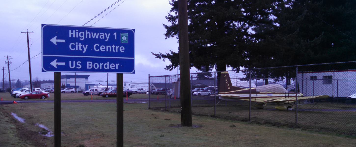 Road sign in Abbotsford, BC, pointing the way back to the US
